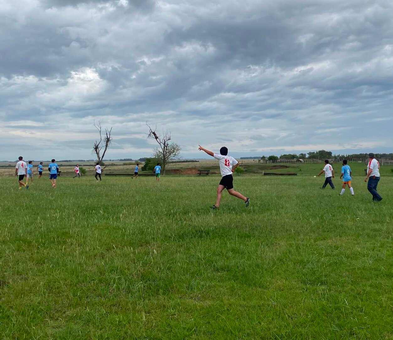Partido de fútbol de estudiantes vs. funcionarios. 