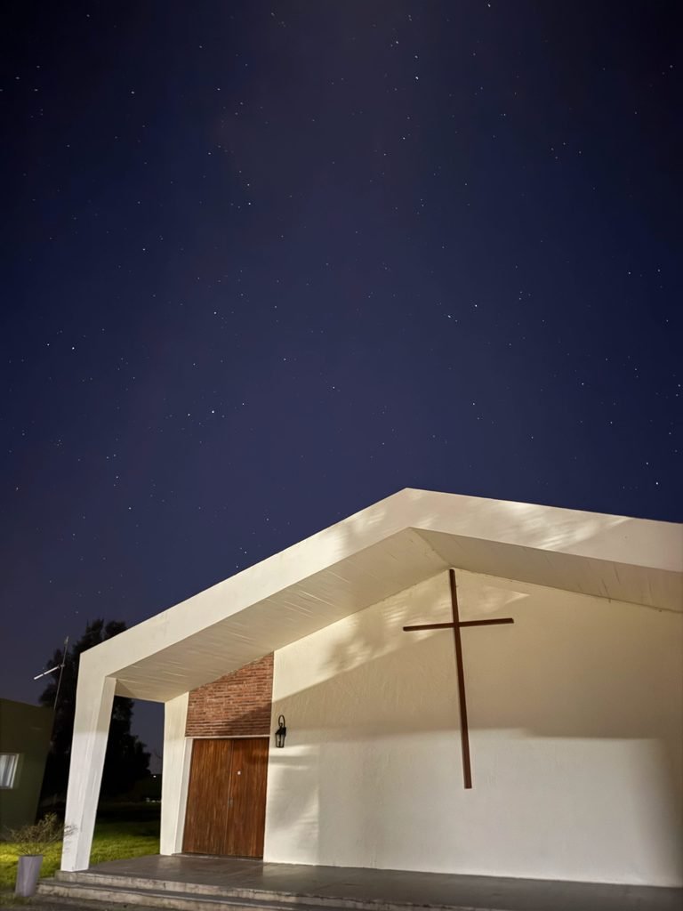 Fachada de la capilla en la noche