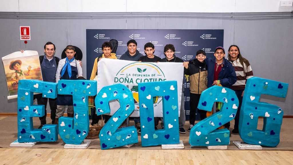 Estudiantes y educadores participando en el encuentro de Empresas Juveniles de DESEM Junior Achievement en el año 2026