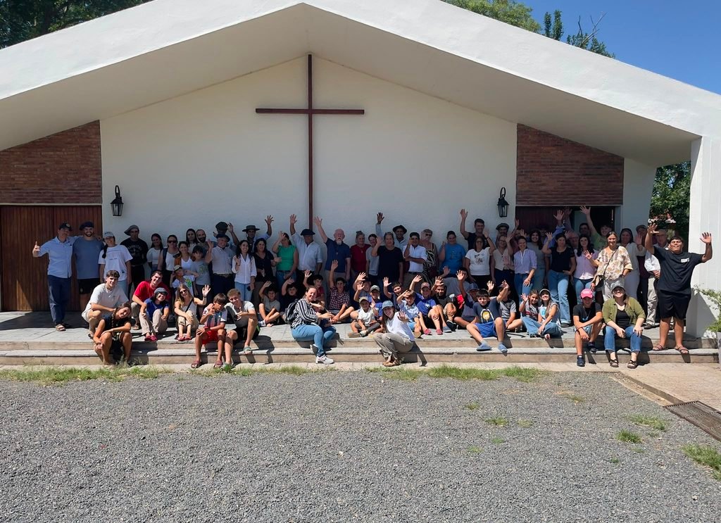 Generación de estudiantes ingresantes en 2026 junto a sus familias en el primer día en Paiva