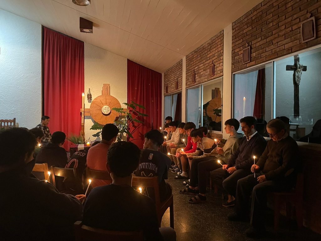 Momento de oración con los estudiantes en la capilla frente al sagrario